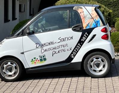 Auto des Typs Smart der Diakoniestation mit Aufschrift