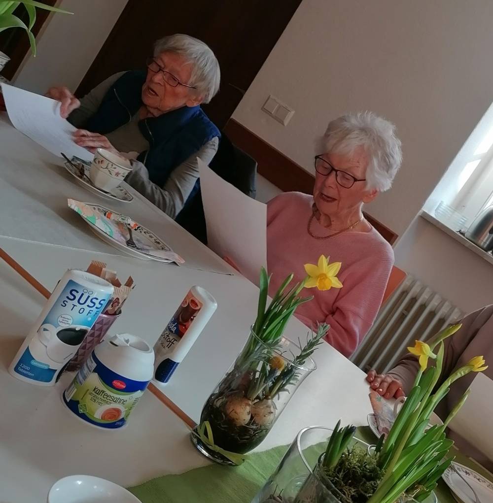 Bild mit einigen Gästen am Tisch bei der Andacht