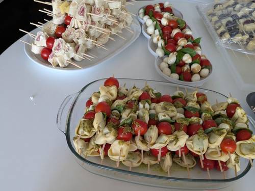 Verschiedene Spieße am Buffet