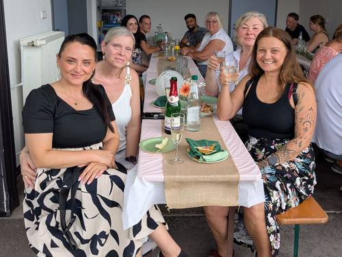 Mitarbeiter an Biertischen