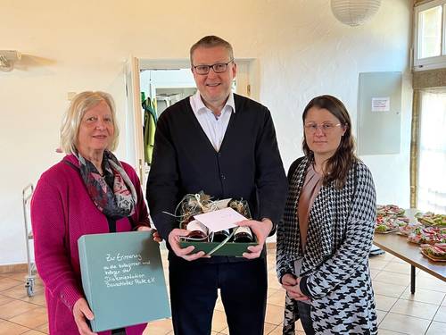 Bild der Verabschiedung von Herrn Moll: (von links) Dorothea Binder (1. Vorsitzende), Marc Moll (Geschäftsführer), Kristin Nikoloski (Pflegedienstleitung)