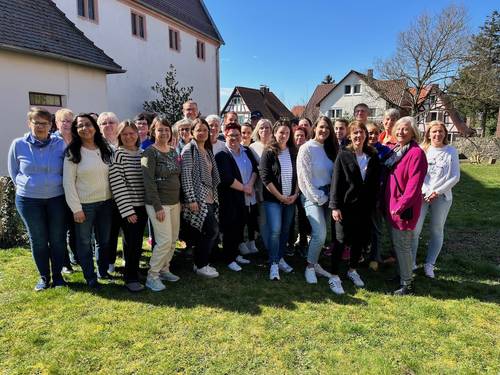 Bild mit allen anwesenden Mitarbeitenden der Diakoniestation und der Vorstandschaft