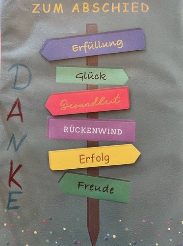 Bild mit einem Hinweispfahl mit Wunsch-Schildern zum Abschied: Erfüllung, Glück, Gesundheit, Rückenwind, Erfolg, Freude   