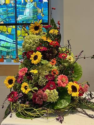 Bild mit wunderschönem herbstbunten Blumengesteck auf dem Altar
